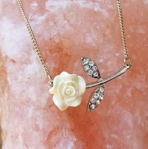 💕 White rose necklace 🌹